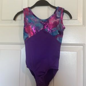 2 PC Danskin size 4/5 dance, leotard, & tie-dye shorts. Excellent condition.